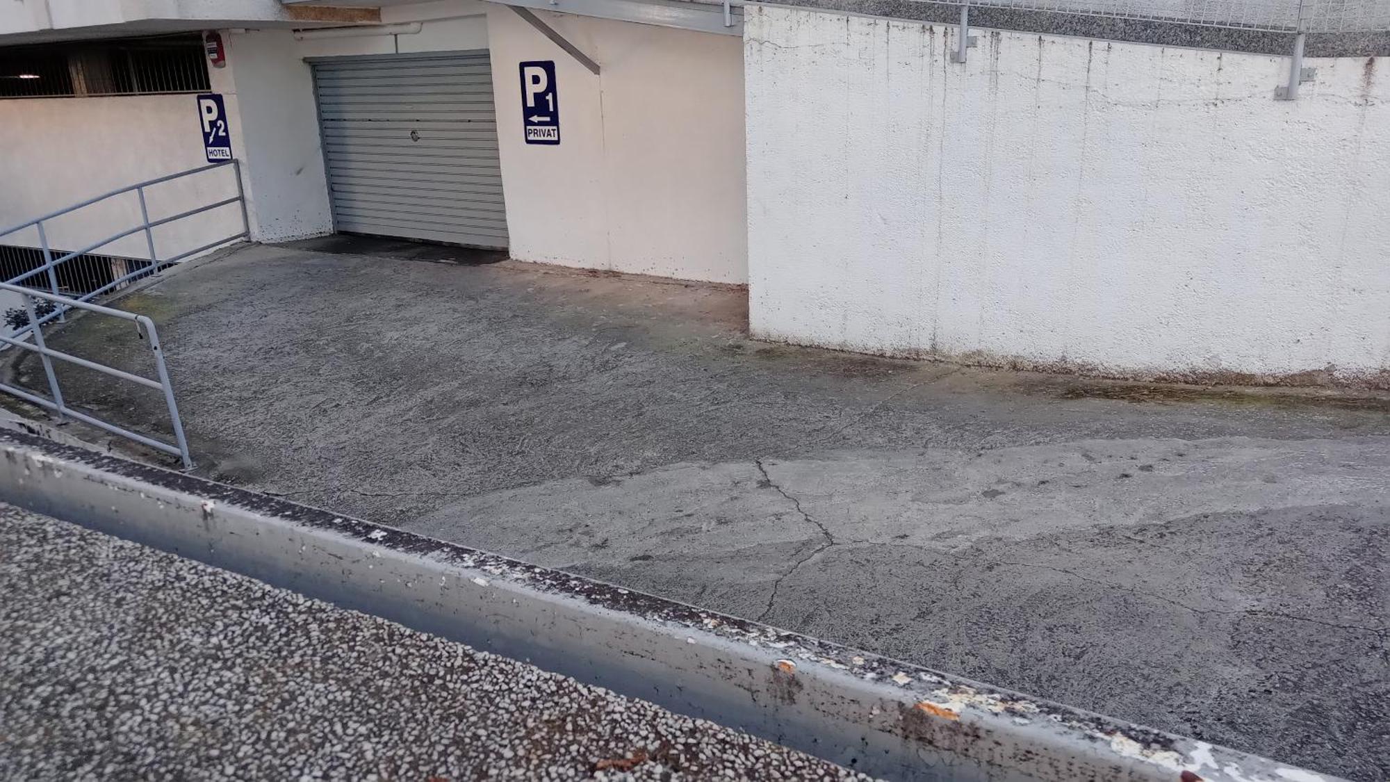 & Flowers Free Parking *